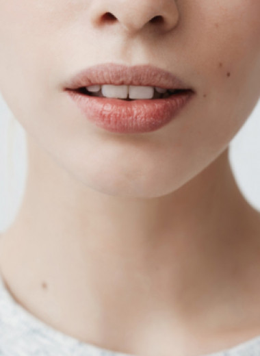 Когда гигиеническая помада не помогла: что делать, если сильно трескаются губы