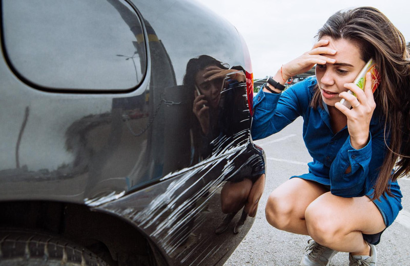 Поцарапали машину во дворе или на парковке: что делать и куда обращаться