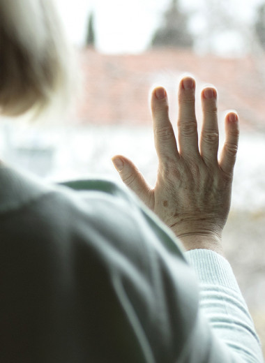 «Внуки бьют»: почему пожилые женщины чаще сталкиваются с насилием и что с этим делать