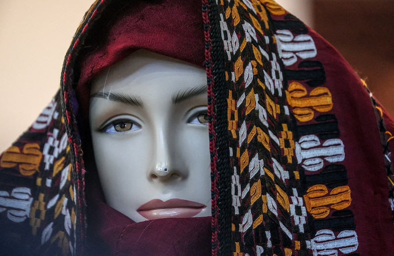 Против ногтей, ресниц и брюк: как власти Туркменистана регулируют внешний вид женщин