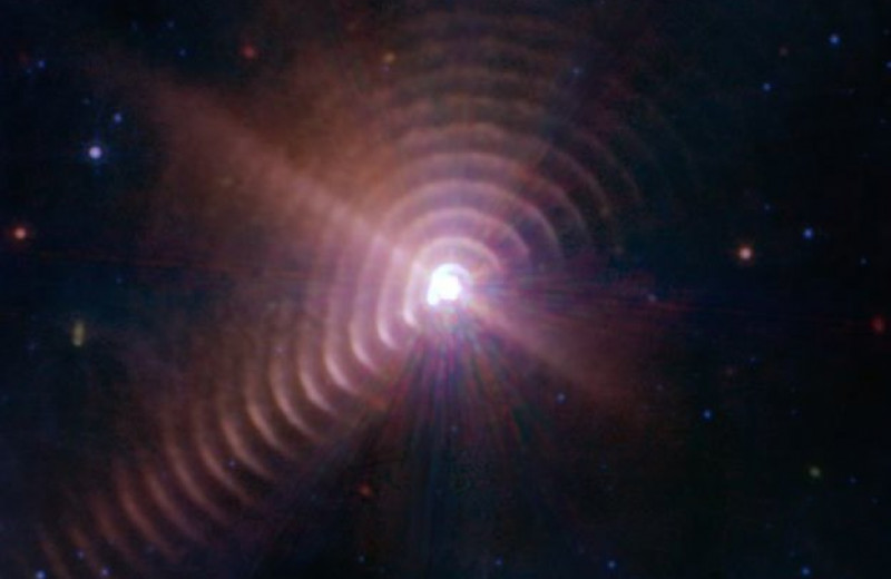 Телескоп Уэбба сфотографировал, как свет звезд двигает огромные облака пыли