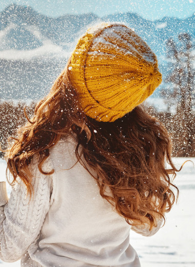 Как ухаживать за волосами зимой, чтобы они не электризовались и не ломались