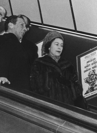 Как Елизавета II ездила в метро, садилась верхом в 92 года и нарушала традиции