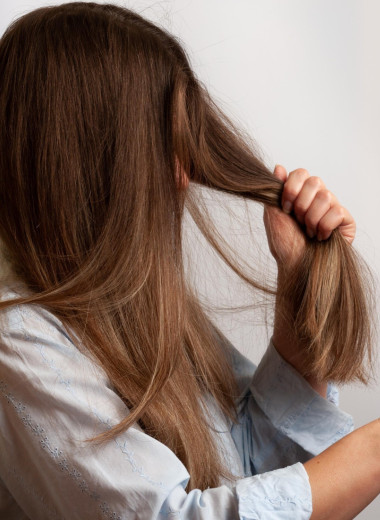 Как надо изменить уход за волосами, если они выпадают: 6 советов трихолога