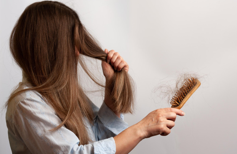 Как надо изменить уход за волосами, если они выпадают: 6 советов трихолога