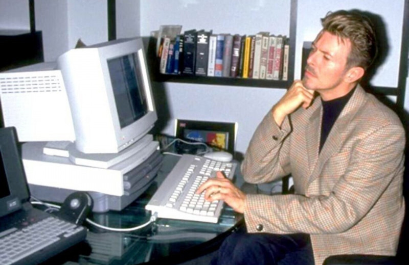 Музыкальная революция на Уолл-стрит: в 90-х Дэвид Боуи выпустил облигации, основал провайдера и  открыл виртуальный банк
