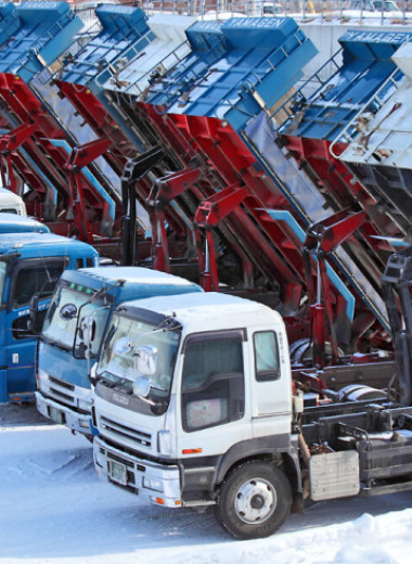 Опасные соседи: 3 причины, почему простым водителям лучше держаться подальше от самосвалов