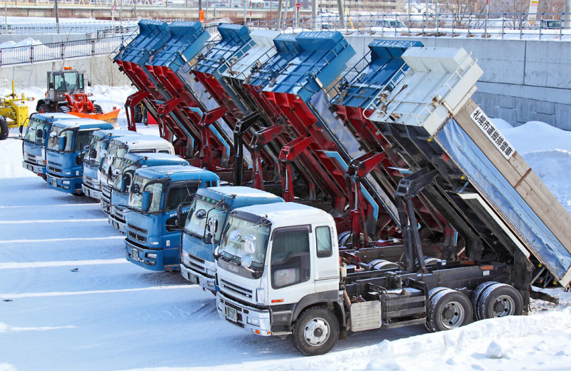 Опасные соседи: 3 причины, почему простым водителям лучше держаться подальше от самосвалов