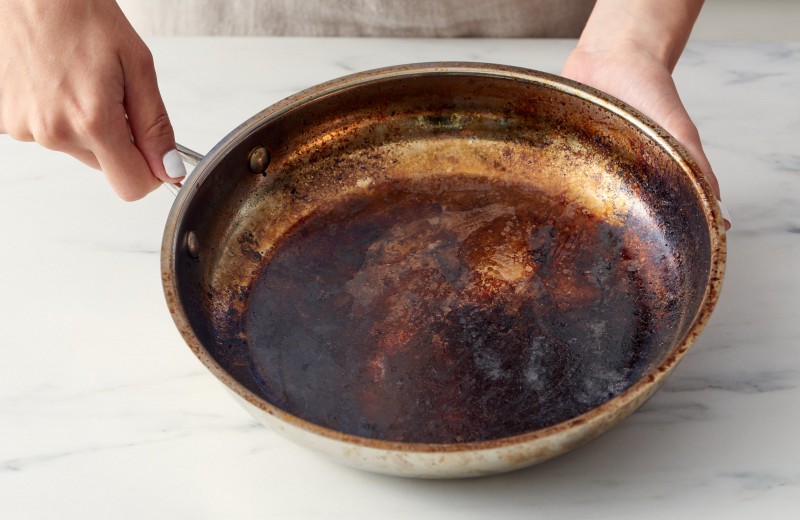 Как быстро очистить старую ржавчину и нагар с посуды
