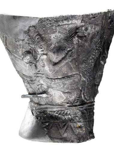 Древнейший образ сотворения мира нашли на серебряном кубке возрастом 4300 лет