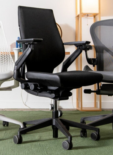 Высота сиденья, регулировка спинки и колёсики: как выбрать офисный стул домой