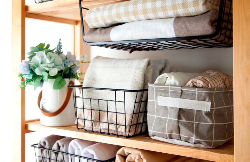 Cosmo-лайфхаки: как хранить вещи, если в квартире нет места для гардеробной?