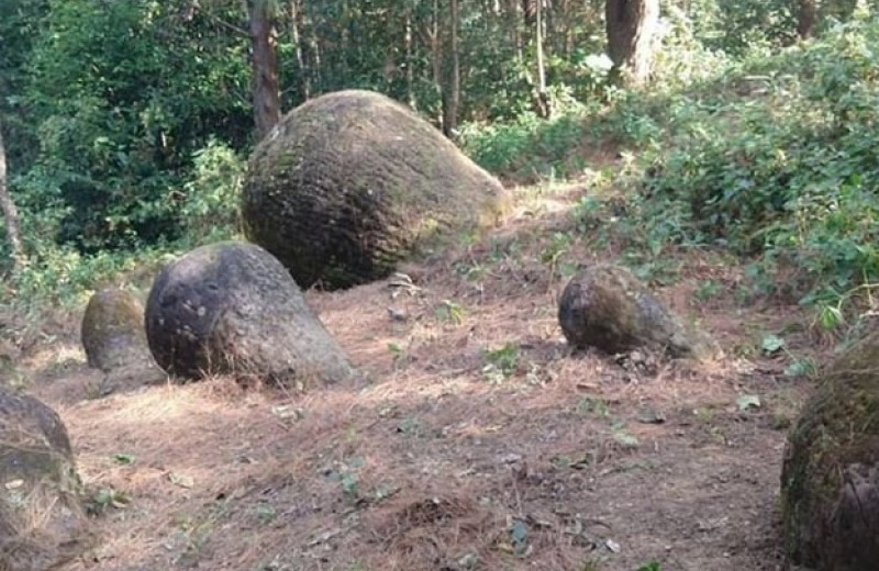 Ученые продолжают находить в лесах Индии загадочные кувшины, погребенные под землей - их природа остается тайной