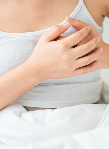 От кисты до менструации: почему болит грудь и как облегчить симптомы
