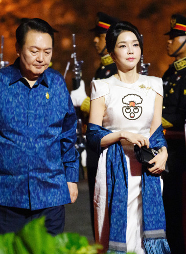 Лучшие выходы первой леди Южной Кореи, которая в 50 лет выглядит как фарфоровая кукла