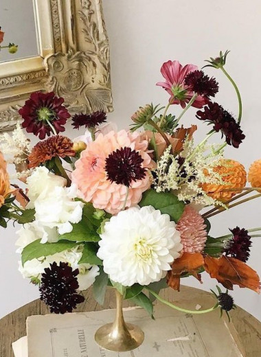 Не только букеты в вазе: почему флористический декор стал интерьерным трендом и как украсить свой дом цветами