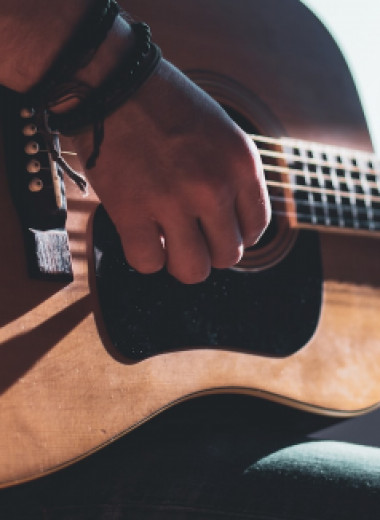 Как научиться играть на гитаре быстро и без скуки