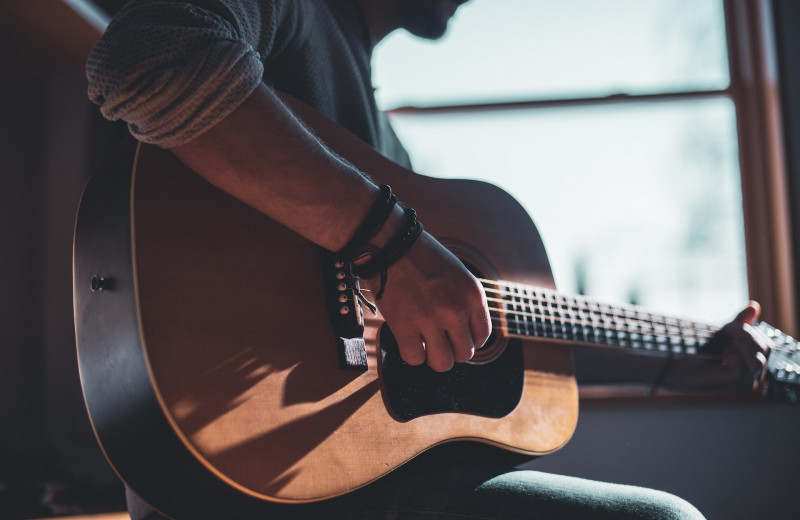 Как научиться играть на гитаре быстро и без скуки