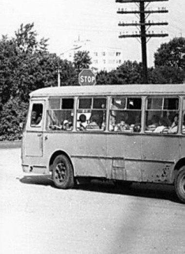 «Бензин самотеком не подавать»: о чем предупреждали водителей советских автобусов