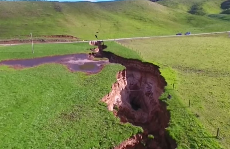 200-метровая трещина появилась в Новой Зеландии за одну ночь: видео