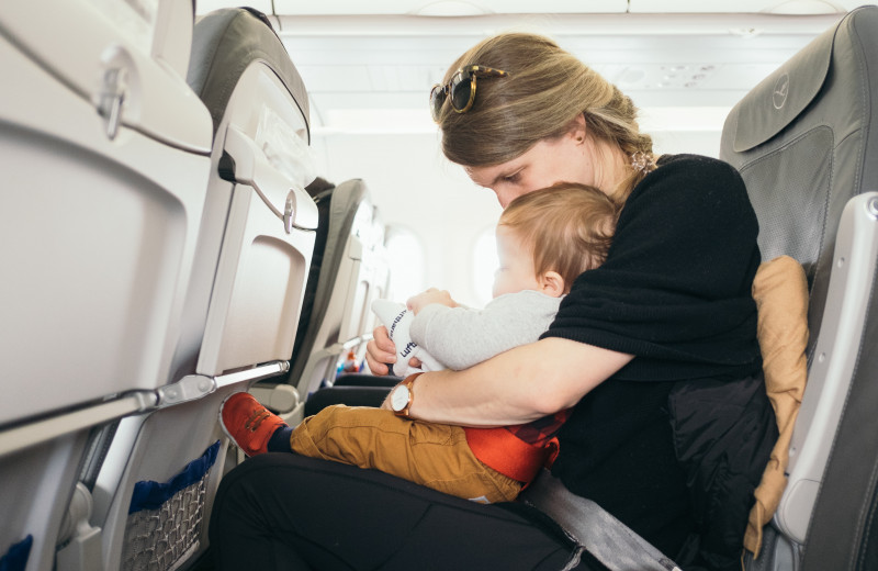 5 хитростей, которые сделают перелет с детьми беззаботным — советы стюардессы