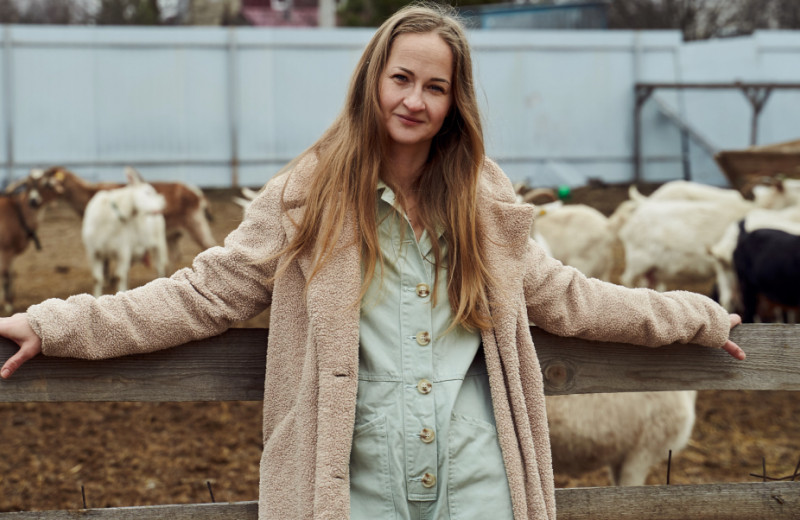 Любовь и козы: как семья из Воронежской области строит ферму и продаёт козье молоко