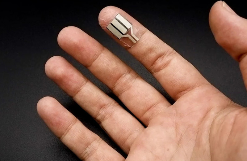 Крошечное устройство на кончике пальца генерирует энергию из пота человека даже во время сна
