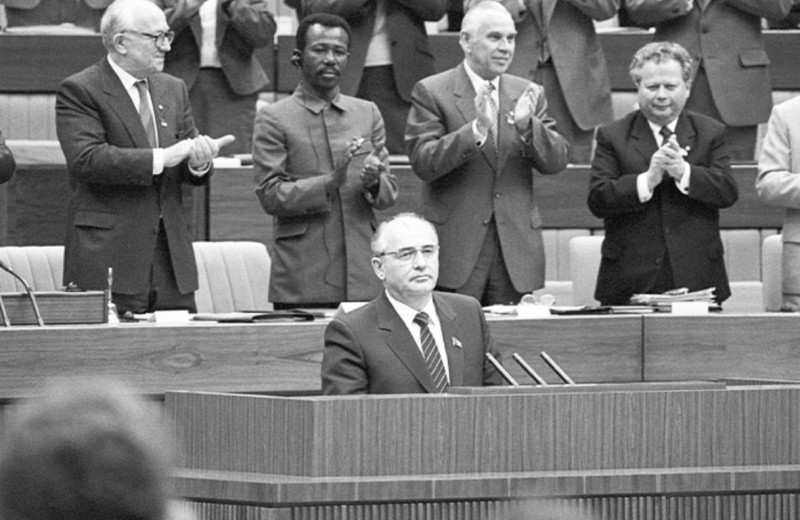 Политика последнего дня. Горбачев 1986. Горбачев во Франции 1985. Горбачев перестройка.