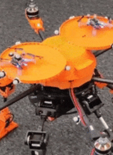Большой ходячий дрон стал аэродромом для дронов поменьше