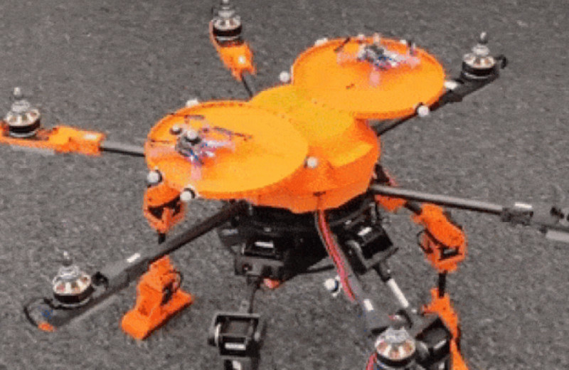 Большой ходячий дрон стал аэродромом для дронов поменьше
