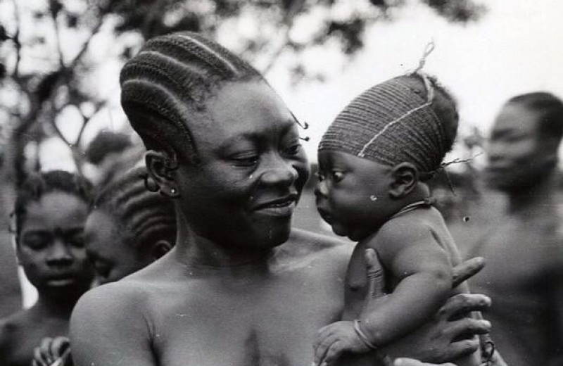 Пугающая традиция! Зачем племена в Африке удлиняют головы новорожденных девочек