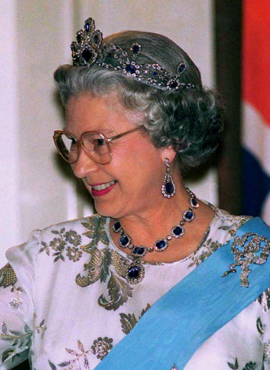 Елизавете II — 95 лет. 12 самых интересных нарядов королевы