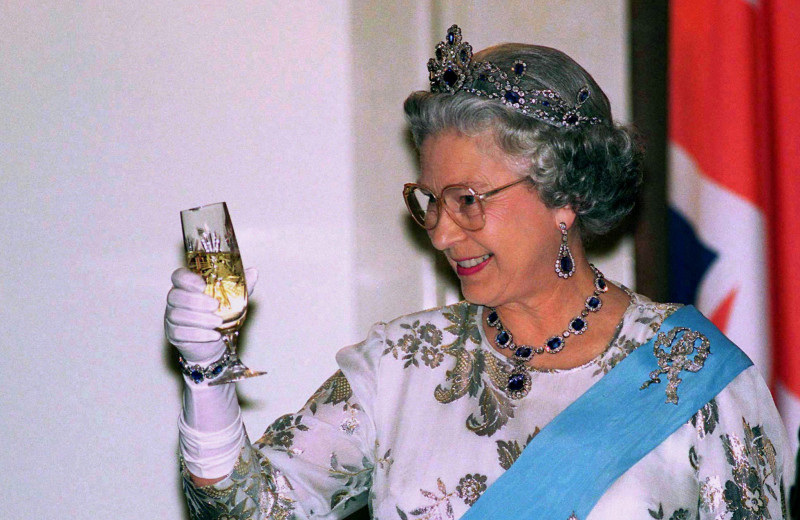 Елизавете II — 95 лет. 12 самых интересных нарядов королевы
