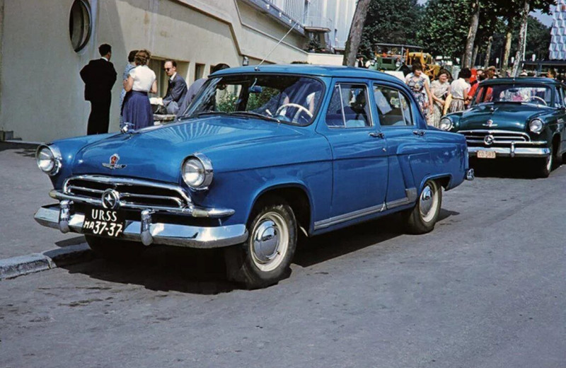 Голубой вагон, голубой щенок, голубая чашка: откуда в СССР была такая любовь к голубому цвету?