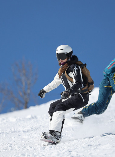 Сезон открыт: как правильно выбрать экипировку для катания на горных лыжах или сноуборде