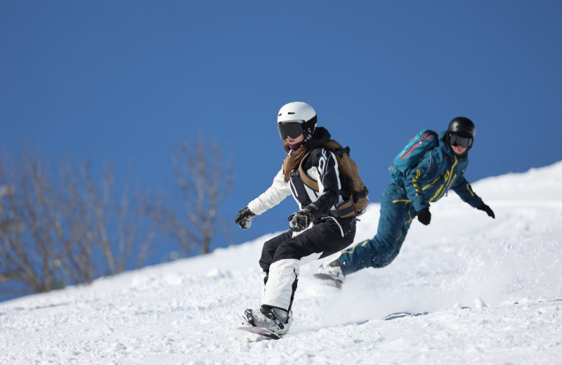 Сезон открыт: как правильно выбрать экипировку для катания на горных лыжах или сноуборде