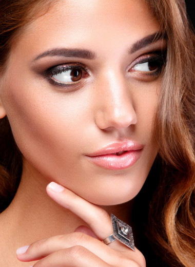 Трендовые бьюти-образы: 16 идей стильного макияжа для карих глаз