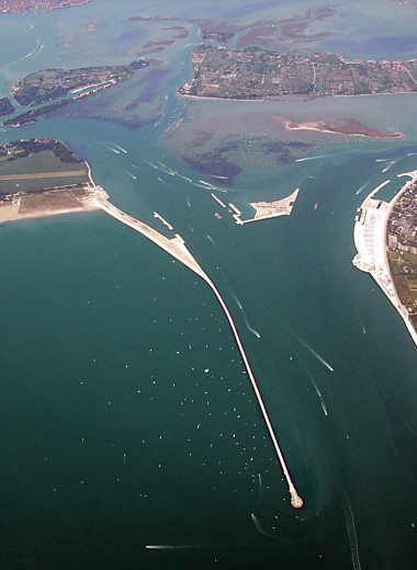 Как Венеция сдерживает Адриатическое море: фото NASA