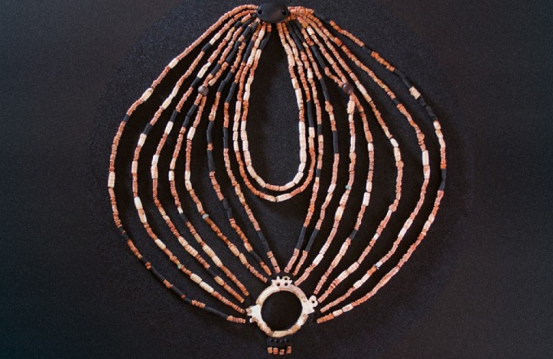 Археологи реконструировали неолитическое ожерелье из 2500 бусин