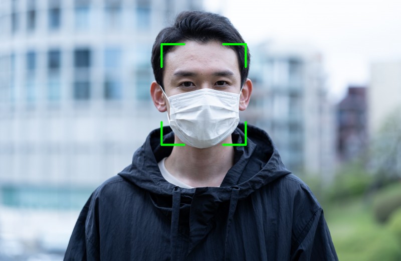Как системы распознавания лиц справляются с масками