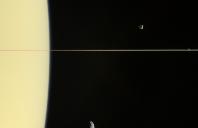 Кольца Сатурна и три его луны сияют на одной фотографии