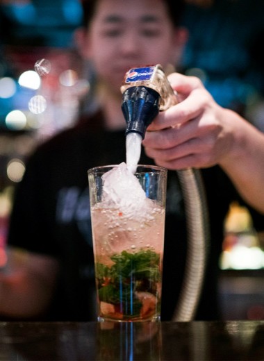 Расцвет крафта и коктейли в Instagram: Bloomberg назвал главные алкогольные тренды десятилетия