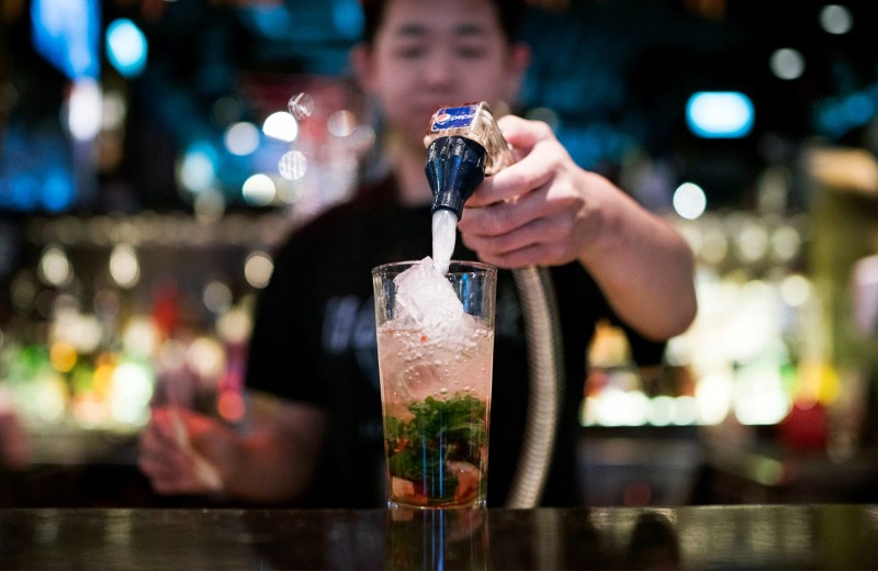 Расцвет крафта и коктейли в Instagram: Bloomberg назвал главные алкогольные тренды десятилетия