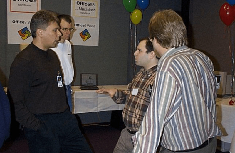 Инженеры сами не знали, что умеет программа, а пользователи просили её упростить: так Microsoft создавала Office в 90-х