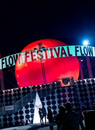 Как должен выглядеть идеальный летний опен-эйр: объясняем на примере Flow Festival