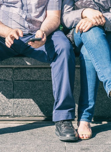На Reddit попробовали научно доказать право мужчин сидеть с расставленными ногами
