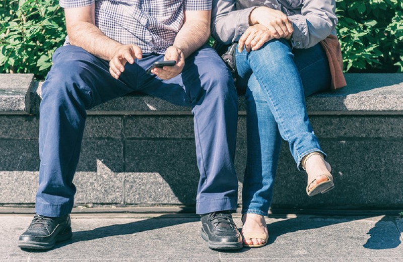 На Reddit попробовали научно доказать право мужчин сидеть с расставленными ногами