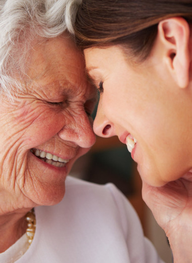 Уход за пожилыми людьми: 5 лайфхаков, которые упростят жизнь