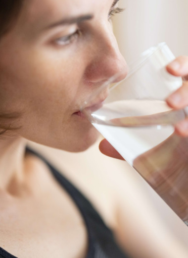 Как вывести лишнюю воду из организма и убрать отеки: советы врача