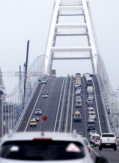 «Вражеская инфраструктура». Почему Крымский мост вызвал негативную реакцию за рубежом
